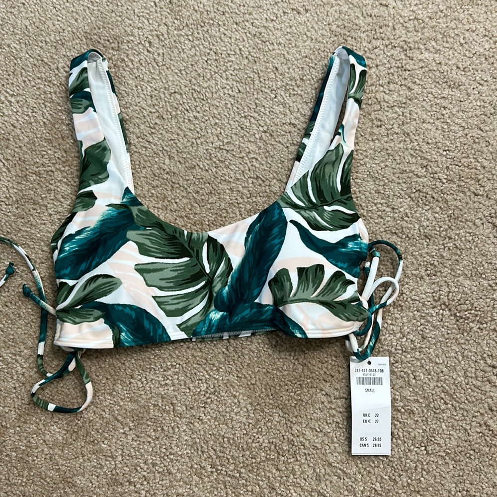Hollister bikini top white tropical print with green and pink leaves. Size S.